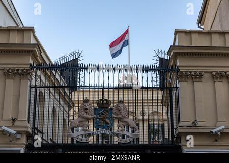 2. Februar 2023: Das Generalkonsulat der Niederlande in der Istiklal-Straße im Stadtteil Beyoglu von Istanbul ist wegen möglicher Proteste und Terrorismus am 2. Februar 2023 in Istanbul, Turkiye, vorübergehend für Besucher geschlossen. Nach Deutschland, England, den Niederlanden, Italien, Belgien und Frankreich, Das Generalkonsulat der Schweiz in Istanbul kündigte an, dass es aus Sicherheitsgründen bis zu einer zweiten Ankündigung geschlossen wird. (Kreditbild: © Tolga Ildun/ZUMA Press Wire) NUR REDAKTIONELLE VERWENDUNG! Nicht für den kommerziellen GEBRAUCH! Stockfoto