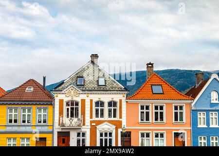 Farbenfrohe norwegische Häuser am Himmel und Berge in Nøstet, Bergen, Norwegen Stockfoto