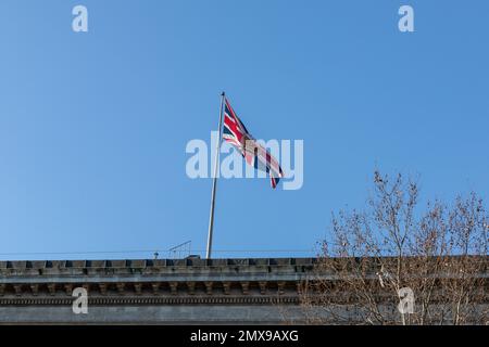 2. Februar 2023: Das britische Konsulat im Stadtteil Beyoglu von Istanbul ist wegen möglicher Proteste und Terrorismus am 2. Februar 2023 in Istanbul, Turkiye, vorübergehend für Besucher geschlossen. Nach Deutschland, England, den Niederlanden, Italien, Belgien und Frankreich, Das Generalkonsulat der Schweiz in Istanbul kündigte an, dass es aus Sicherheitsgründen bis zu einer zweiten Ankündigung geschlossen wird. (Kreditbild: © Tolga Ildun/ZUMA Press Wire) NUR REDAKTIONELLE VERWENDUNG! Nicht für den kommerziellen GEBRAUCH! Stockfoto