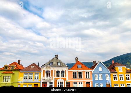 Farbenfrohe norwegische Häuser am Himmel und Berge in Nøstet, Bergen, Norwegen Stockfoto