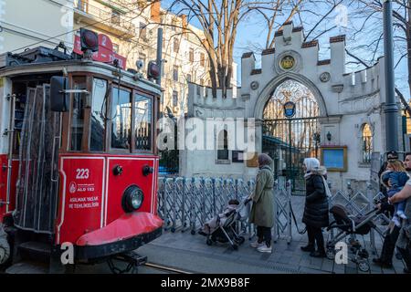 2. Februar 2023: Generalkonsulat Schwedens, in der Istiklal-Straße im Stadtteil Beyoglu von Istanbul, ist wegen möglicher Proteste und Terrorismus am 2. Februar 2023 in Istanbul, Turkiye, vorübergehend für Besucher geschlossen. Nach Deutschland, England, den Niederlanden, Italien, Belgien und Frankreich, Das Generalkonsulat der Schweiz in Istanbul kündigte an, dass es aus Sicherheitsgründen bis zu einer zweiten Ankündigung geschlossen wird. (Kreditbild: © Tolga Ildun/ZUMA Press Wire) NUR REDAKTIONELLE VERWENDUNG! Nicht für den kommerziellen GEBRAUCH! Stockfoto