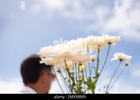 Salvador, Bahia, Brasilien - 02. Februar 2023: Gläubige der kamdongischen Religion halten Blumen für Iemanja in Salvador, Bahia, bereit. Stockfoto