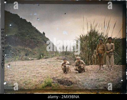 Provinz Hoa-Binh, Tonkin, Indochina eine Gruppe von MNONG, Léon beschäftigt in Indochina Stockfoto