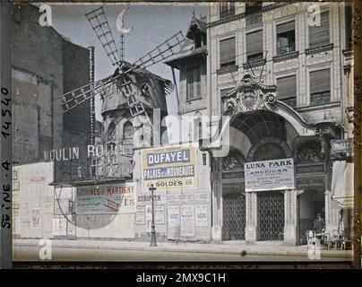 Paris (18. Arr.), Frankreich Le Moulin-Rouge Boulevard de Clichy und Werbung für den Luna Park, Stockfoto