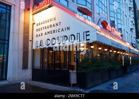 La Coupole im Viertel Montparnasse - eines der legendärsten und berühmtesten Pariser Cafés. Es ist für Weihnachten dekoriert. Stockfoto