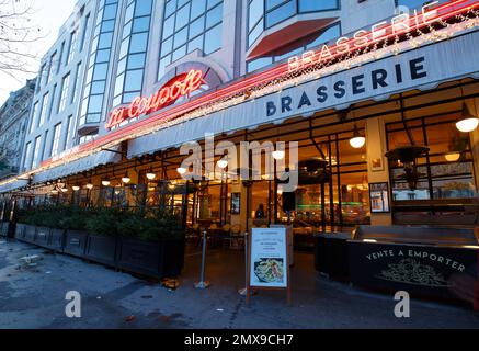 La Coupole im Viertel Montparnasse - eines der legendärsten und berühmtesten Pariser Cafés. Es ist für Weihnachten dekoriert. Stockfoto