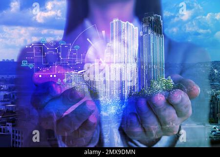 Junge Frau mit virtuellem Bild von Gebäuden, Nahaufnahme. Moderne Technologie Stockfoto