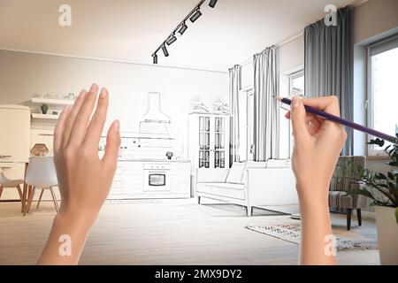 Frau zeichnet Kücheneinrichtung. Kombination aus Foto und Skizze Stockfoto