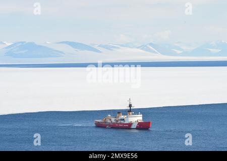 230128-N-NX070-1004 der schwere Eisbrecher USCGC Polar Star (WAGB 10) hält die Schiffskanäle offen, die sich dem McMurdo-Bahnhof in der Antarktis nähern. Gemeinsame Task Force — Support Forces Antarctica (JTF-SFA), überwacht die Aktivitäten der gemeinsamen Dienste und unterstützt die National Science Foundation (NSF) und das United States Antarctic Program (USAP) durch die Operation Deep Freeze durch das Verteidigungsministerium. (USA Marinefoto von Senior Chief Mass Communication Specialist RJ Stratchko/veröffentlicht) Stockfoto