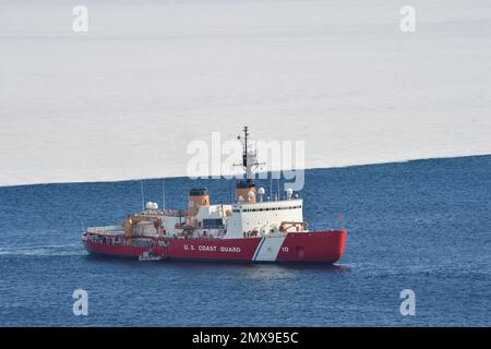 230128-N-NX070-1005 der schwere Eisbrecher USCGC Polar Star (WAGB 10) hält den Schiffskanal offen, der sich dem McMurdo-Bahnhof in der Antarktis nähert. Gemeinsame Task Force — Support Forces Antarctica (JTF-SFA), überwacht die Aktivitäten der gemeinsamen Dienste und unterstützt die National Science Foundation (NSF) und das United States Antarctic Program (USAP) durch die Operation Deep Freeze durch das Verteidigungsministerium. (USA Marinefoto von Senior Chief Mass Communication Specialist RJ Stratchko/veröffentlicht) Stockfoto