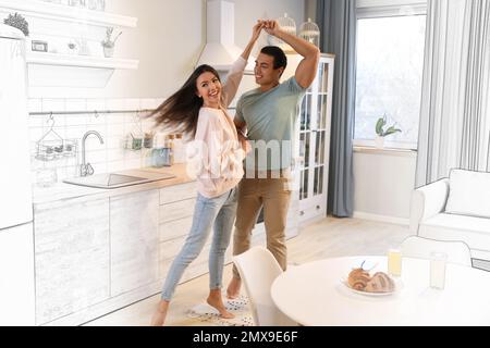 Ein reizendes, junges, gemischtrassiges Paar tanzt in seinem neuen Haus Stockfoto