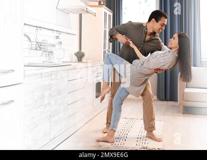 Ein reizendes, junges, gemischtrassiges Paar tanzt in seinem neuen Haus Stockfoto