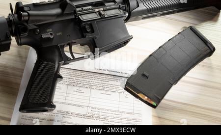 AR-15 und Magazin mit öffentlich zugänglichem ATF-Formular zur Hintergrundüberprüfung Stockfoto