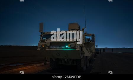 EIN US-AMERIKANISCHER Army Heavy Expanded Mobility Tactical Truck bereitet sich während einer Versorgungsmission in Nordostsyrien am 11. Januar 2023 auf den Empfang von Ladung aus dem Counter-ISIS Train and Equip Fund vor. CTEF ist ein finanziertes Programm, das den Partnerkräften Ressourcen zur Verfügung stellt, die bei der dauerhaften Niederlage des ISIS unter Operation inhärent Resolve helfen sollen. (USA Army Reserve Foto von Sergeant 1. Class Nicholas J. De La Pena) Stockfoto