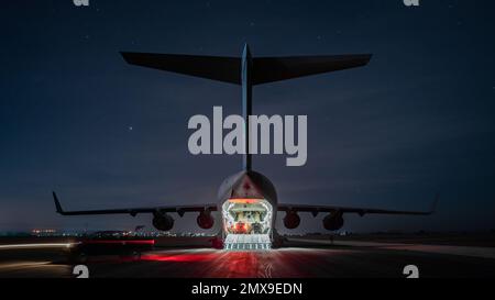 USA Soldaten der Spezialeinsatzkräfte bereiten sich vor, zwei gepanzerte Lastwagen aus den USA zu entladen Air Force C-17 Globemaster III, 8. Expeditonary Airlift Squadron während einer Counter-ISIS Train and Equip Fund Supply Mission in Nordost Syrien zugewiesen, 11. Januar 2023. CTEF ist ein finanziertes Programm, das den Partnerkräften Ressourcen zur Verfügung stellt, die bei der dauerhaften Niederlage des ISIS unter Operation inhärent Resolve helfen sollen. (USA Army Reserve Foto von Sergeant 1. Class Nicholas J. De La Pena) Stockfoto