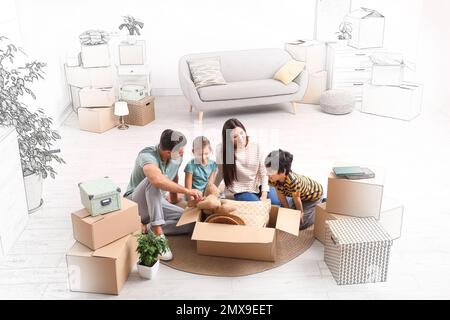Glückliche Familie Auspacken Umzugskartons in ihrem neuen Haus Stockfoto