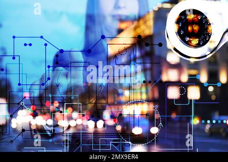 Mehrfachbelichtung von junger Frau, cctv-Kamera und Stadt am Abend Stockfoto