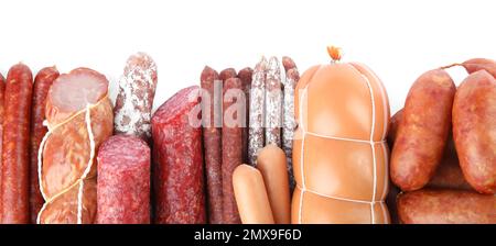 Verschiedene leckere Würstchen auf weißem Hintergrund, Draufsicht. Fleischerzeugnis Stockfoto