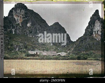 KY-lu 'A, Provinz lang-so' n, Tonkin, Indochine das Dorf am Fuße der Felsen von Ky-Lu 'A, Léon ist in Indochina sehr beschäftigt Stockfoto