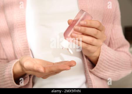 Frau trägt antiseptisches Gel auf der Hand, Nahaufnahme Stockfoto