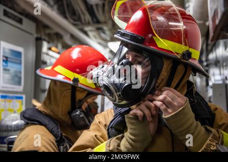 ATLANTIC OCEAN (1. Februar 2023) Retail Services Specialist Seaman Ghavan Willson trägt einen Feuerwehrhelm während einer Übung an Bord der Arleigh-Burke-Klasse-Guided-Missile Destroyer USS Roosevelt (DDG 80), 1. Februar 2023. Roosevelt ist auf einem geplanten Einsatz in den USA Marinestreitkräfte Europa Einsatzgebiet, angestellt von den USA Sechste Flotte, die die Interessen der USA, Verbündeten und Partner verteidigt. (USA Marinebild von Mass Communication Specialist 2. Class Danielle Baker/veröffentlicht) Stockfoto