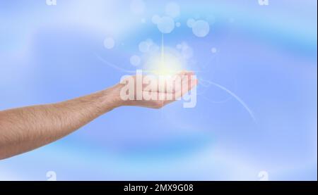 Ein Mann mit konzentrierter Heilenergie in der Hand, Nahaufnahme Stockfoto