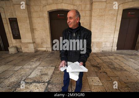 Ein Priester zeigt ein Stück einer hölzernen Jesusstatue, die in der Kirche der Verurteilung in Jerusalems Altstadt heruntergezogen und beschädigt wurde. Die israelische Polizei sagte, ein amerikanischer Mann wurde verhaftet, weil er eine Kirche entlang einer großen Pilgerroute in der Altstadt Jerusalems verwüstet hatte. Der Verdächtige zerbrach eine Statue in der Kirche, sagte die israelische Polizei und fügte hinzu, dass die psychische Gesundheit des Mannes beurteilt werde. Stockfoto