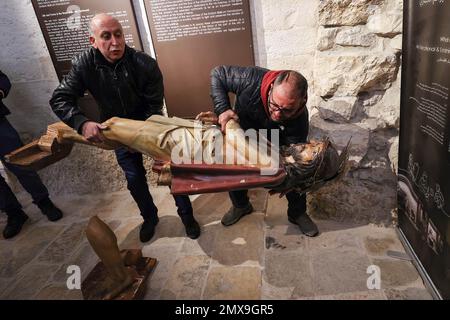 Eine hölzerne Statue Jesu Christi, die in der Kirche der Verurteilung in Jerusalems Altstadt abgerissen und beschädigt wurde. Die israelische Polizei sagte, ein amerikanischer Mann wurde verhaftet, weil er eine Kirche entlang einer großen Pilgerroute in der Altstadt Jerusalems verwüstet hatte. Der Verdächtige zerbrach eine Statue in der Kirche, sagte die israelische Polizei und fügte hinzu, dass die psychische Gesundheit des Mannes beurteilt werde. Stockfoto