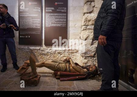 Eine hölzerne Statue Jesu Christi, die in der Kirche der Verurteilung in Jerusalems Altstadt abgerissen und beschädigt wurde. Die israelische Polizei sagte, ein amerikanischer Mann wurde verhaftet, weil er eine Kirche entlang einer großen Pilgerroute in der Altstadt Jerusalems verwüstet hatte. Der Verdächtige zerbrach eine Statue in der Kirche, sagte die israelische Polizei und fügte hinzu, dass die psychische Gesundheit des Mannes beurteilt werde. Stockfoto