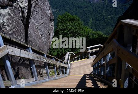 Steile Treppen führen hinauf zum Gipfel des Chimney Rock, Chimney Rock State Park, North Carolina. Treppen aus Holz mit Metall- und Holzgeländern. Felsbluff ist B Stockfoto