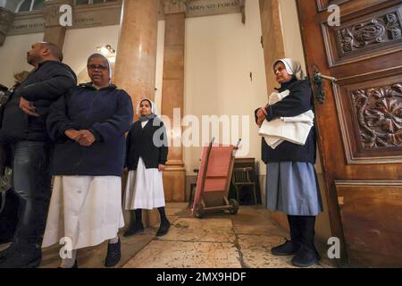 Jerusalem, Israel. 02. Februar 2023. Nonnen stehen an der Stelle, an der eine hölzerne Statue Jesu in der Kirche der Verurteilung, in der Altstadt Jerusalems, zerstört wurde. Die israelische Polizei sagte, ein amerikanischer Mann wurde verhaftet, weil er eine Kirche entlang einer großen Pilgerroute in der Altstadt Jerusalems verwüstet hatte. Der Verdächtige zerbrach eine Statue in der Kirche, sagte die israelische Polizei und fügte hinzu, dass die psychische Gesundheit des Mannes beurteilt werde. (Foto: Saeed Qaq/SOPA Images/Sipa USA) Guthaben: SIPA USA/Alamy Live News Stockfoto