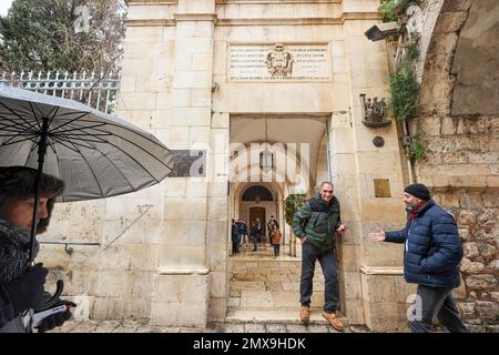 Jerusalem, Israel. 02. Februar 2023. Allgemeiner Blick auf die Kirche der Flagellation, nachdem ein amerikanischer Tourist eine Statue von Jesus auf der Via Dolorosa in der Altstadt von Jerusalem angegriffen und gestürzt hat. Die israelische Polizei sagte, ein amerikanischer Mann wurde verhaftet, weil er eine Kirche entlang einer großen Pilgerroute in der Altstadt Jerusalems verwüstet hatte. Der Verdächtige zerbrach eine Statue in der Kirche, sagte die israelische Polizei und fügte hinzu, dass die psychische Gesundheit des Mannes beurteilt werde. (Foto: Saeed Qaq/SOPA Images/Sipa USA) Guthaben: SIPA USA/Alamy Live News Stockfoto