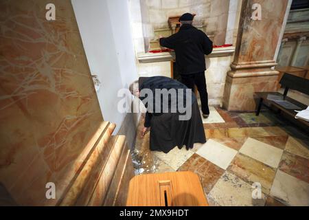 Jerusalem, Israel. 02. Februar 2023. Ein Priester putzt die Szene, nachdem eine hölzerne Statue Jesu in der Verurteilungskirche in der Altstadt Jerusalems abgerissen und beschädigt wurde. Die israelische Polizei sagte, ein amerikanischer Mann wurde verhaftet, weil er eine Kirche entlang einer großen Pilgerroute in der Altstadt Jerusalems verwüstet hatte. Der Verdächtige zerbrach eine Statue in der Kirche, sagte die israelische Polizei und fügte hinzu, dass die psychische Gesundheit des Mannes beurteilt werde. (Foto: Saeed Qaq/SOPA Images/Sipa USA) Guthaben: SIPA USA/Alamy Live News Stockfoto