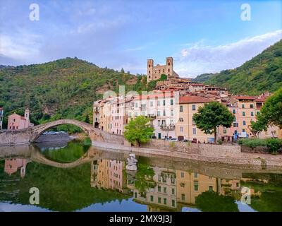 Panoramablick auf das mittelalterliche Dorf Dolceacqua an der Ligurischen Riviera, Burg Doria, alte Monet-Brücke, Italien, Ligurien, Provinz Imperia Stockfoto