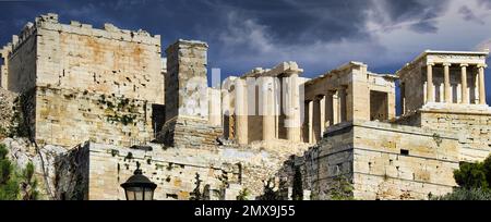 Die Akropolis von Athen ist der wichtigste und berühmteste Ort in ganz Griechenland und befindet sich in einer strategischen Lage, die jede Ecke der Stadt dominiert Stockfoto