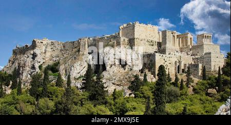 Die Akropolis von Athen ist der wichtigste und berühmteste Ort in ganz Griechenland und befindet sich in einer strategischen Lage, die jede Ecke der Stadt dominiert Stockfoto