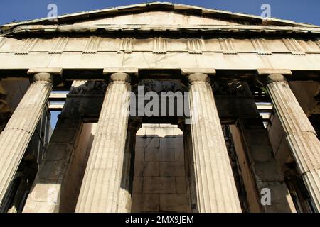 Der Tempel des Hephaestus ist ein gut erhaltener peripherer griechisch-dorischer Tempel, der Hephaestus gewidmet ist und sich in der Agora von Athen befindet Stockfoto