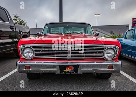 Daytona Beach, FL - 26. November 2022: Niedrige Perspektive von einem 1965 Ford Falcon Futura Hardtop mit 2 Türen auf einer lokalen Automesse. Stockfoto