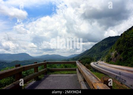 Highway 23, in der Nähe von Norton, Virginia, führt um die Berge in der Nähe des James Robinson Memorial Scenic Overlook. Mit Holzgeländer und Blick auf den Powell V. Stockfoto