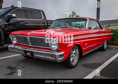 Daytona Beach, FL - 26. November 2022: Aus der schwachen Perspektive, Vorderecke eines 1965 Ford Falcon Futura Hardtops mit 2 Türen auf einer lokalen Automesse. Stockfoto