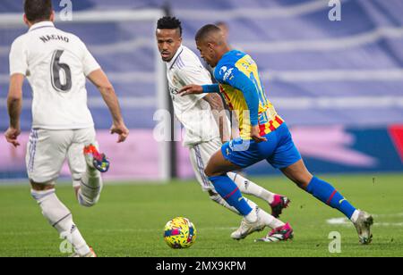 2. Februar 2023; Santiago Bernabeu Stadion, Madrid, Spanien, spanischer La Liga Fußball, Real Madrid gegen Valencia; Samuel Lino reist vorbei an Militao Stockfoto