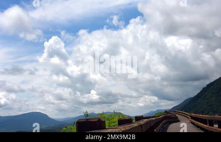 Der James Walker Robinson Scenic Overlook am Highway 23 in Virginia ist von einem wunderschönen Wolkenkratzer umgeben. Die Landschaft umfasst die Appalachen. Stockfoto