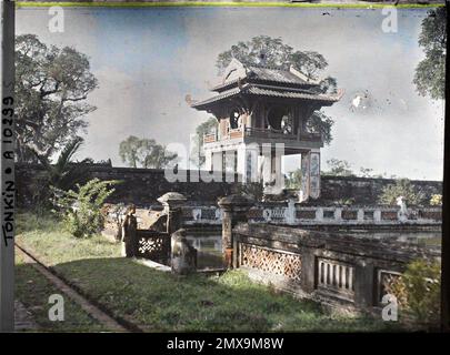 Hà-Nôi, Tonkin, Indochina vom dritten Innenhof auf der Balustrade des viereckigen Beckens Thien-Quang-Tinh ("nun, wo sich die pure Brillanz widerspiegelt") und dem Khue-Van-CAC (Kiosk der Literatur) von Van-Mieu, Léon beschäftigt in Indochina Stockfoto