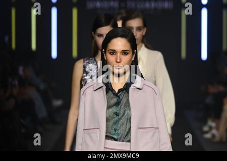 Rom, Italien. 02. Februar 2023. Simone Tessadori präsentiert am 2. Februar 2023 auf der Altamoda Fashion Runway die â&#x80;&#x9c;Edieâ&#x80;&#x9d; Collection F/W 2023-2024 Fashion Show im Bezirk Pratibus in Rom, Italien. Kredit: Independent Photo Agency/Alamy Live News Stockfoto