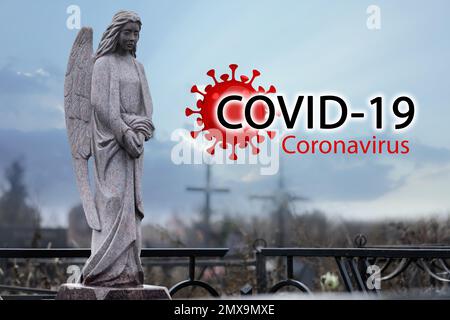 Beerdigungszeremonie für Coronavirus-Opfer. Granitengel auf dem Friedhof Stockfoto