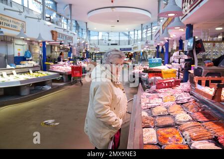 Manchester, Großbritannien. 2. Februar 2023. Eine Frau kauft am 2. Februar 2023 auf einem Markt in Manchester ein. Die Bank of England (BoE) hob ihren Leitzins am Donnerstag um einen halben Prozentpunkt auf 4 Prozent an, das höchste Niveau seit Herbst 2008. Kredit: Jon Super/Xinhua/Alamy Live News Stockfoto