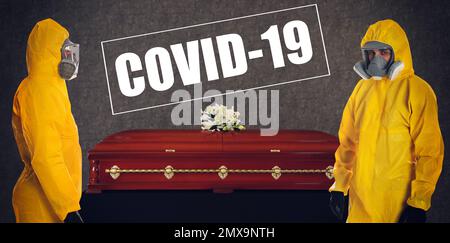 Beerdigung während der Coronavirus-Pandemie. Personen in Schutzanzügen in der Nähe von Särgen in Innenräumen Stockfoto