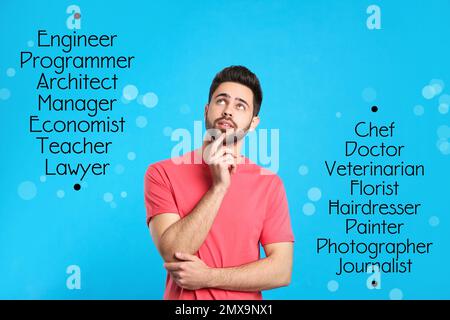 Aufmerksamer junger Mann, der seinen Beruf auf hellblauem Hintergrund auswählt Stockfoto