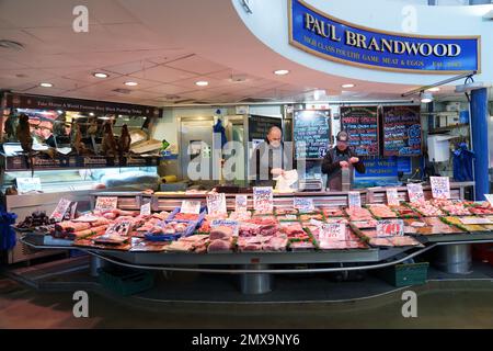 Manchester, Großbritannien. 2. Februar 2023. Am 2. Februar 2023 wird ein Metzgerstand auf einem Markt in Manchester, Großbritannien, gesehen. Die Bank of England (BoE) hob ihren Leitzins am Donnerstag um einen halben Prozentpunkt auf 4 Prozent an, das höchste Niveau seit Herbst 2008. Kredit: Jon Super/Xinhua/Alamy Live News Stockfoto