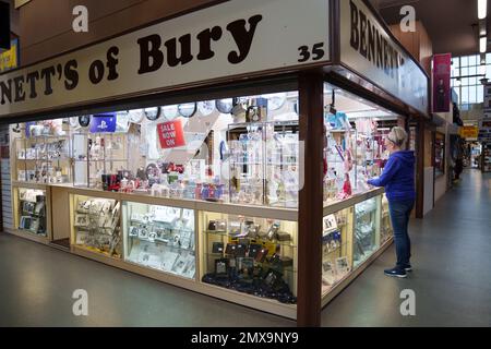 Manchester, Großbritannien. 2. Februar 2023. Eine Frau wird am 2. Februar 2023 auf einem Markt in Manchester, Großbritannien, gesehen. Die Bank of England (BoE) hob ihren Leitzins am Donnerstag um einen halben Prozentpunkt auf 4 Prozent an, das höchste Niveau seit Herbst 2008. Kredit: Jon Super/Xinhua/Alamy Live News Stockfoto